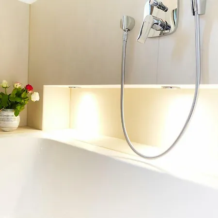 Grosses Im Zentrum Von Dresden, 2 Schlafzimmer, 2 Baeder, Balkon *