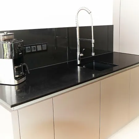 Grosses Im Zentrum Von Dresden, 2 Schlafzimmer, 2 Baeder, Balkon *