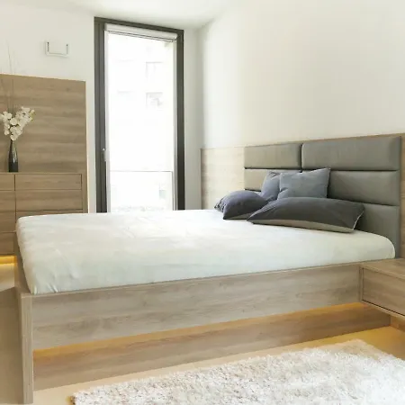 Grosses Im Zentrum Von Dresden, 2 Schlafzimmer, 2 Baeder, Balkon *