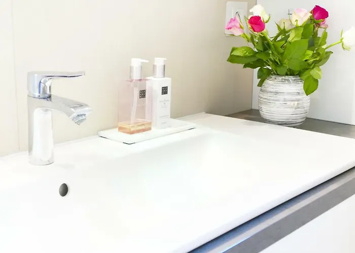 Grosses Im Zentrum Von Dresden, 2 Schlafzimmer, 2 Baeder, Balkon *