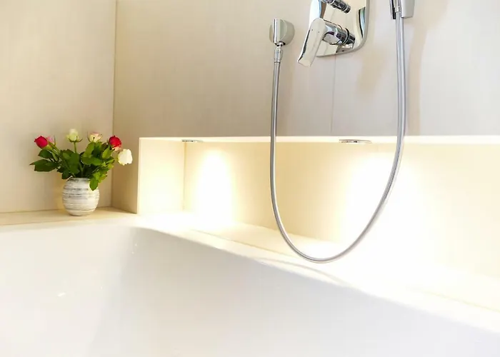 Grosses Im Zentrum Von Dresden, 2 Schlafzimmer, 2 Baeder, Balkon *