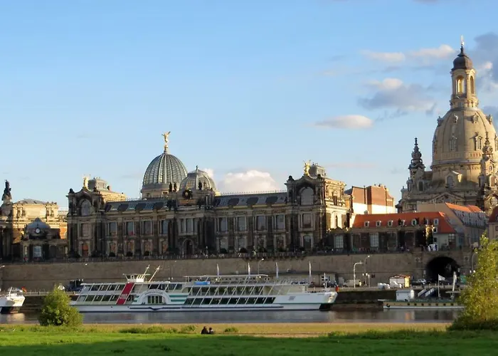 Grosses Im Zentrum Von Dresden, 2 Schlafzimmer, 2 Baeder, Balkon * 德累斯顿