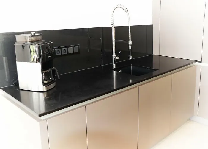 Grosses Im Zentrum Von Dresden, 2 Schlafzimmer, 2 Baeder, Balkon *