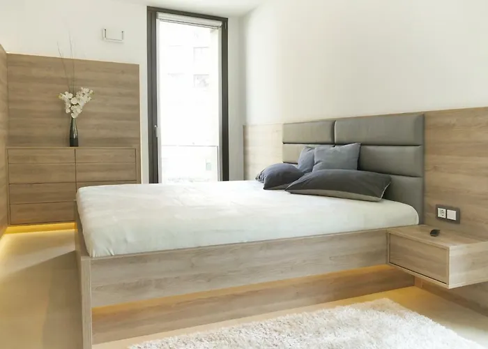 Grosses Im Zentrum Von Dresden, 2 Schlafzimmer, 2 Baeder, Balkon *